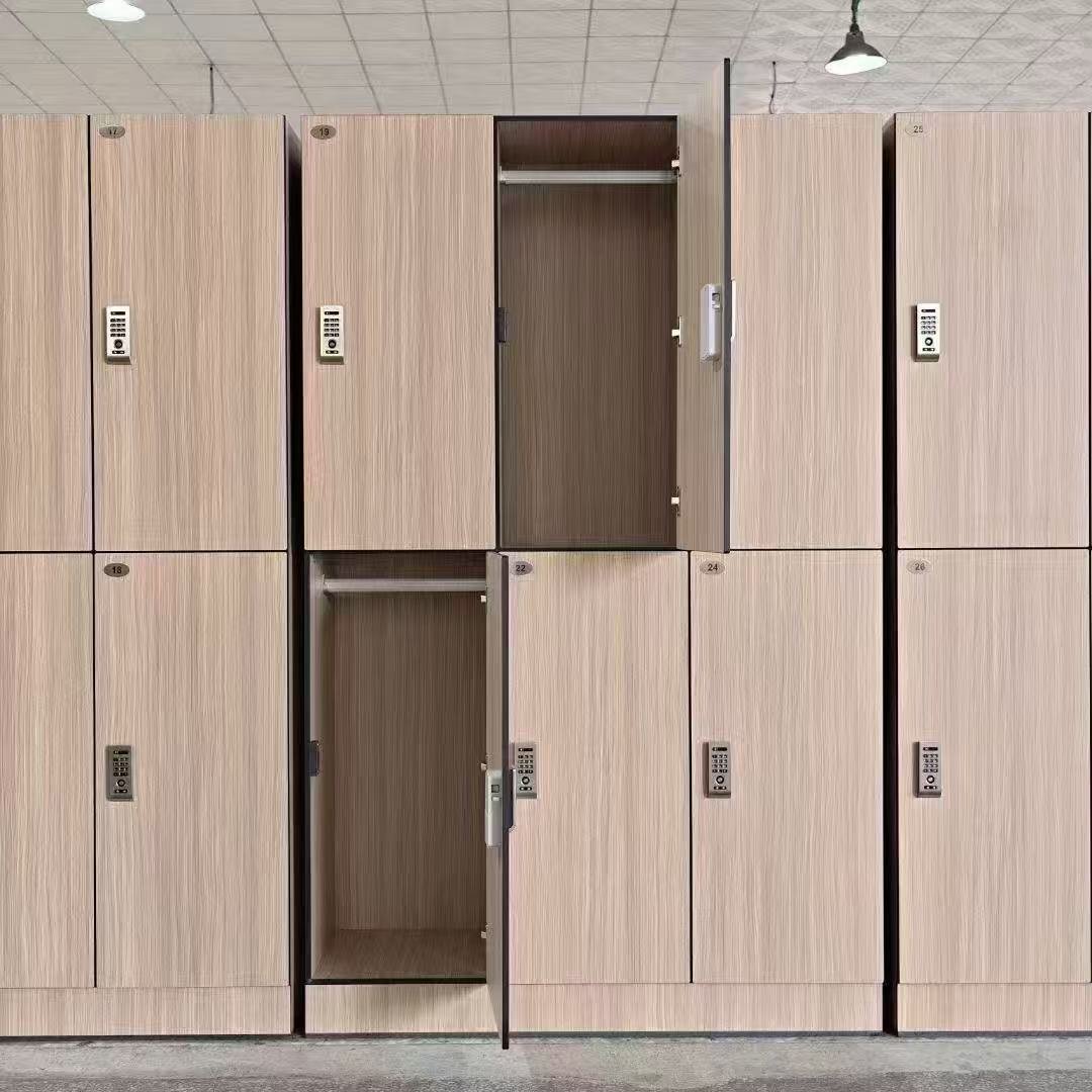 What accessories typically come with two-tier locker room lockers? 1 微信图片 20260317104001 266 3