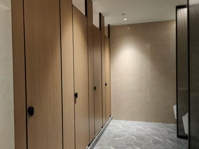 How to choose factory restroom partitions? 1 3