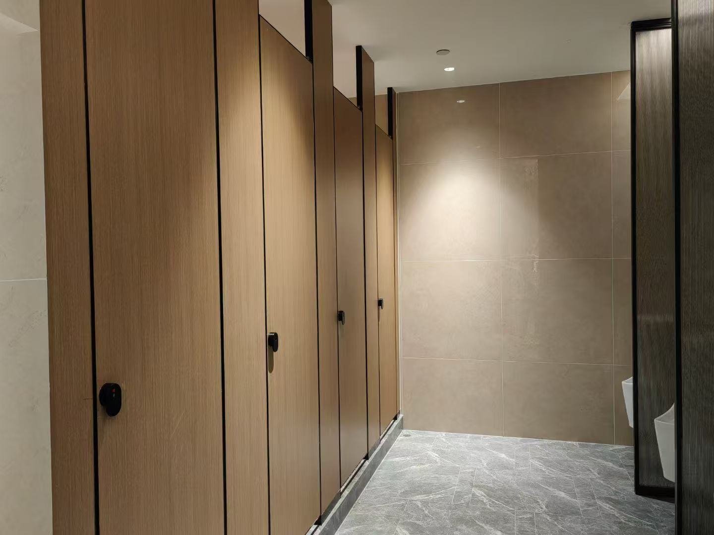 How to choose factory restroom partitions? 1 3